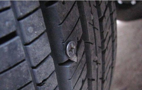 輪胎扎釘怎么辦？補(bǔ)胎還是換胎？四步自救法免等拖車(chē)